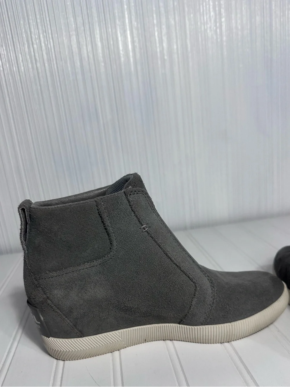 Sorel gray suede Out N About wedge ankle boots women’s 7